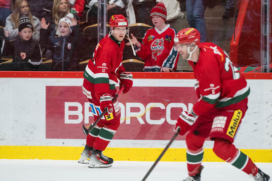 Modos Oscar Pettersson innan ishockeymatchen i SHL mellan