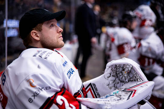 Malmö Redhawks målvakt Daniel Marmenlind på bänken