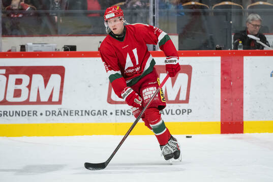 Modos Oscar Pettersson innan ishockeymatchen i SHL mellan