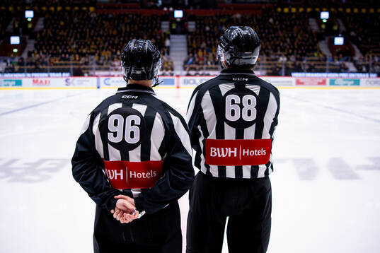 Linjedomare Niclas Westman och Emil Yletyinen