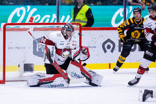 Malmö Redhawks målvakt Marek Langhamer får ett skott mot