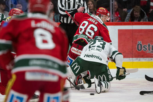 Modos Lukas Jasek och Färjestads Oliver Eklind
