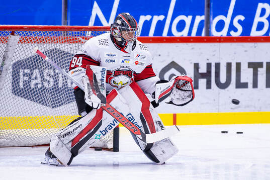 Malmö Redhawks målvakt Marek Langhamer värmer upp innan
