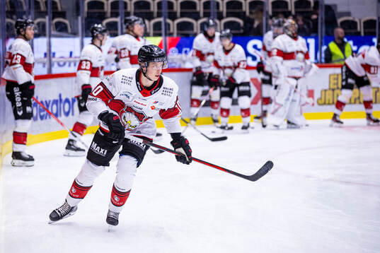 Malmö Redhawks William von Barnekow värmer upp innan