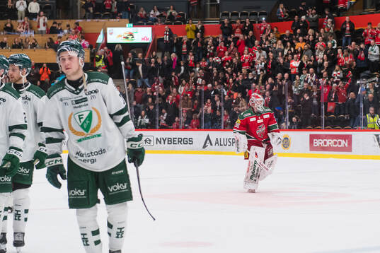 Modos målvakt Lassi Lehtinen jublar effer ishockeymatchen