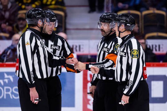 Huvuddommare Linus Öhlund och Daniel Wessner samt