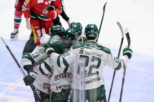 Färjestads Axel Bergkvist jublar