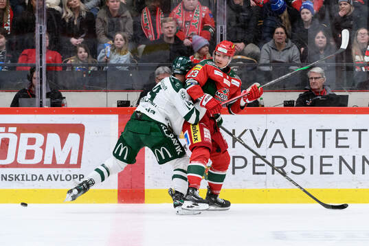 Färjestads Henrik Björklund och Modos Sam Vigneault