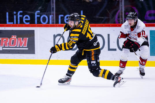 Skellefteås Martins Dzierkals skjuter