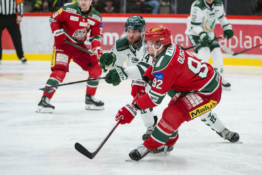 Färjestads Henrik Björklund och Modos Jesper Olofsson