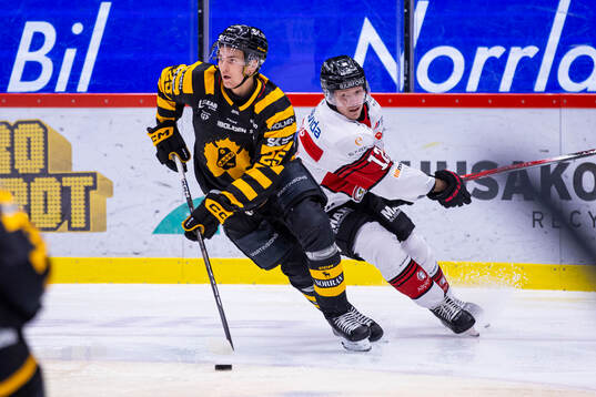 Skellefteås Pontus Johansson  jagad av Malmö Redhawks