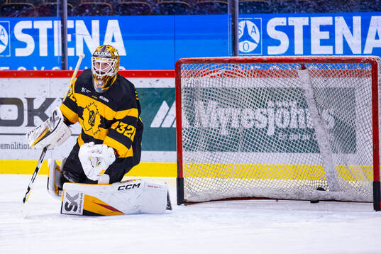 Skellefteås målvakt Linus Söderström värmer upp innan