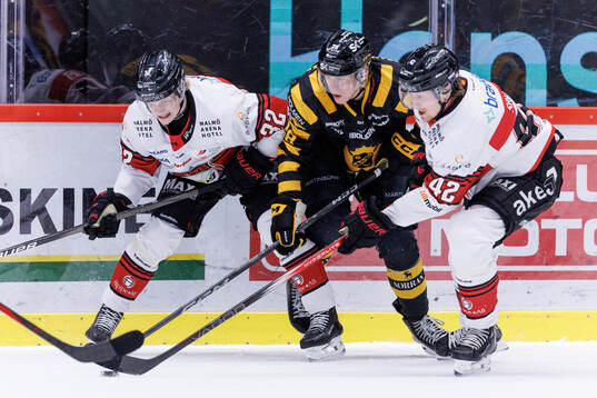 Malmö Redhawks Joona Ikonen och Robin Salo mot