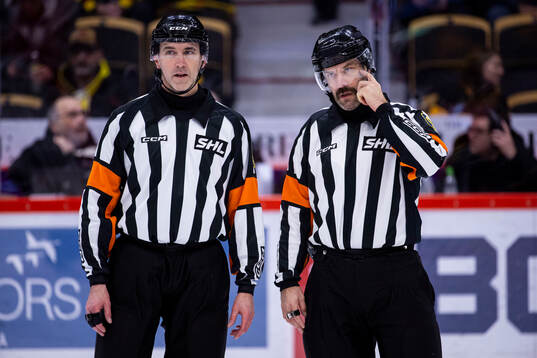 Huvuddommare Linus Öhlund och Daniel Wessner