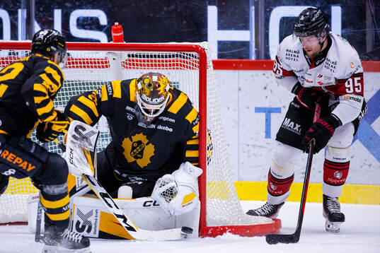 Malmö Redhawks Carl Persson gör ett försök att få hål