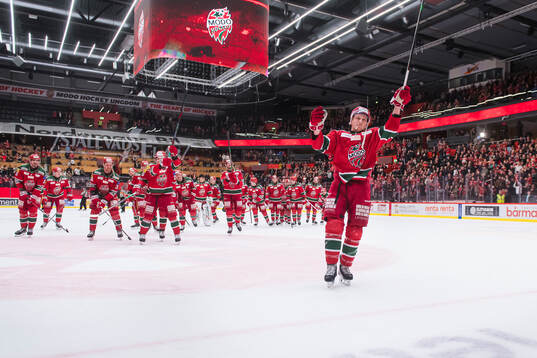 Modos Paul Ladue jublar med laget