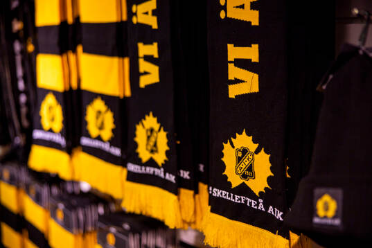 Halsdukar i souvenirshoppen innan ishockeymatchen i SHL