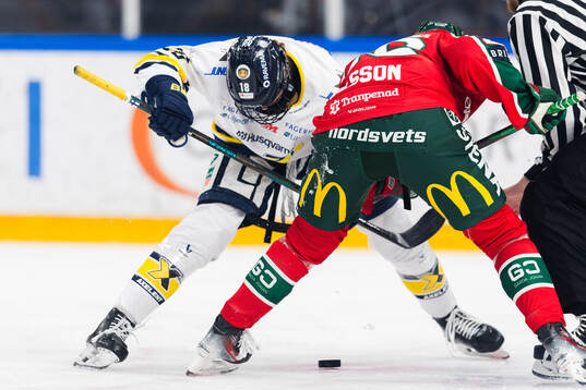 HV71s Emmi Rakkolainen och Frölundas Hanna Olsson