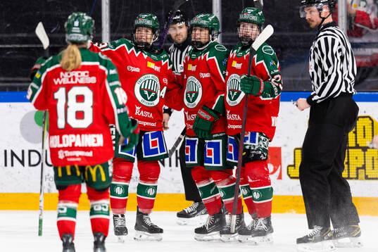 Frölundas Sydney Brodt jublar med lagkamrater