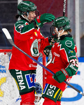 Frölundas Michelle Karvinen jublar ihop med Alva Johnsson