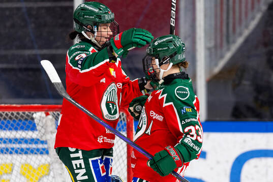 Frölundas Michelle Karvinen jublar ihop med Alva Johnsson