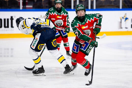 HV71s Emmi Rakkolainen och Frölundas Sanni Rantala