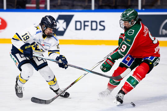 HV71s Klara Seroiszkova  och Frölundas Alva Johnsson