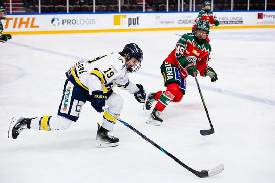 HV71s Klara Seroiszkova  och Frölundas Paula Bergström