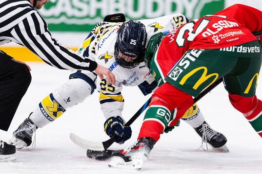 HV71s Alva Johansson tekar mot Frölundas Hanna Olsson