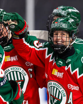 Frölundas Michelle Karvinen jublar med lagkamrater