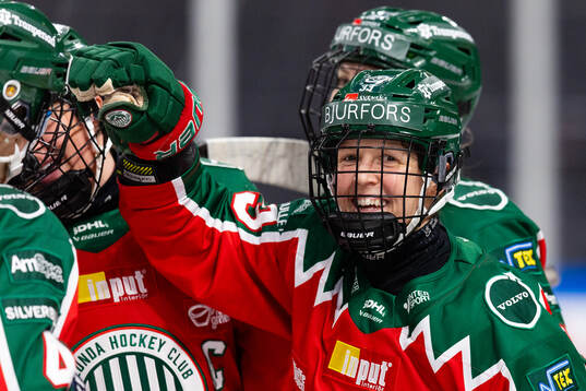 Frölundas Michelle Karvinen jublar med lagkamrater