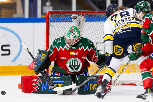 Frölundas målvakt Maja Helge och HV71s Elin Svensson