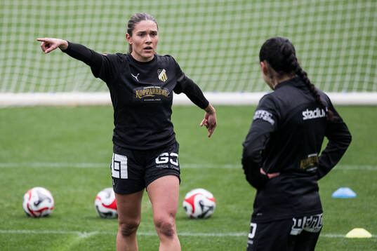 Häckens Carly Wickenheiser och Nesrin Akgun