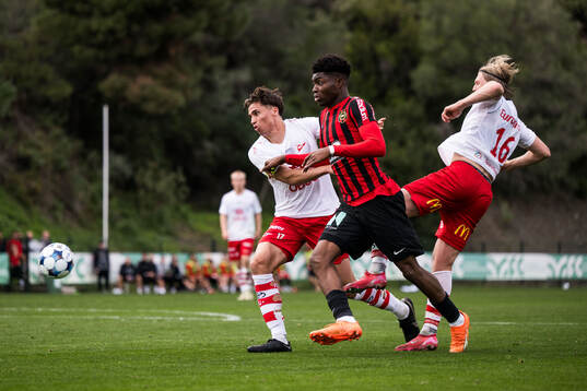 Ezekiel Alladoh of Brommapojkarna and Sigurd Kvile and