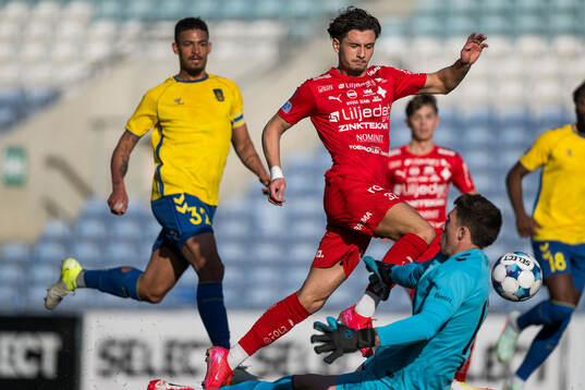 Kenan Bilalovic of Värnamo and Goalkeeper Gavin Beavers of