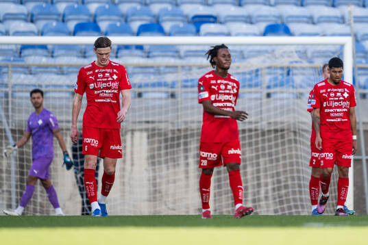 Hugo Andersson and Frank Junior Adjei of Värnamo looks