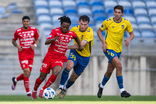 Frank Junior Adjei of Värnamo and Adam Claridge of Brøndby