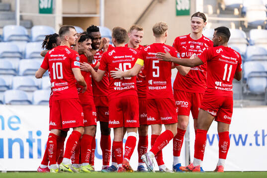 Johnbosco Samuel Kalu of Värnamo celebrates with team mates
