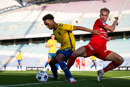 Noah Nartey of Brøndby and Victor Larsson of Värnamo