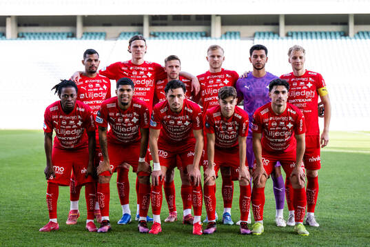 The starting eleven of Värnamo pose for a picture
