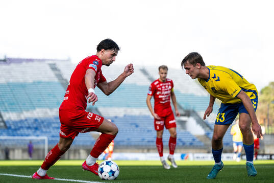 Kenan Bilalovic of Värnamo and Lukas Larsen of Brøndby