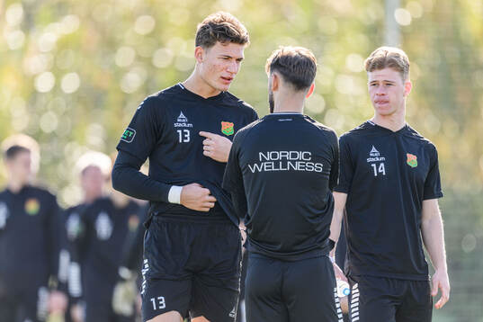 GAISs målvakt Kees Sims, Edvin Becirovic och Filip
