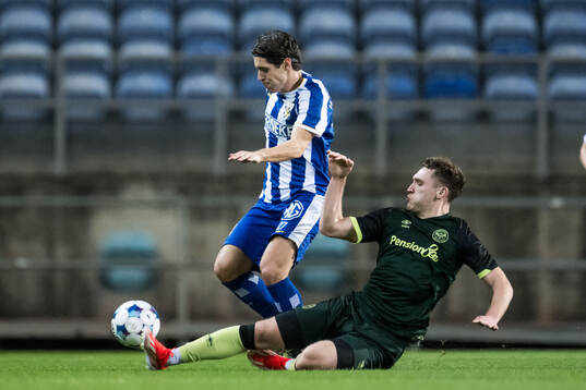 Adam Carlén of IFK Göteborg and Iwan Morgan of Brentford B