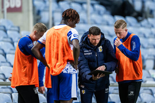 Rockson Yeboah, assistant coach Marcus Berg and Benjamin