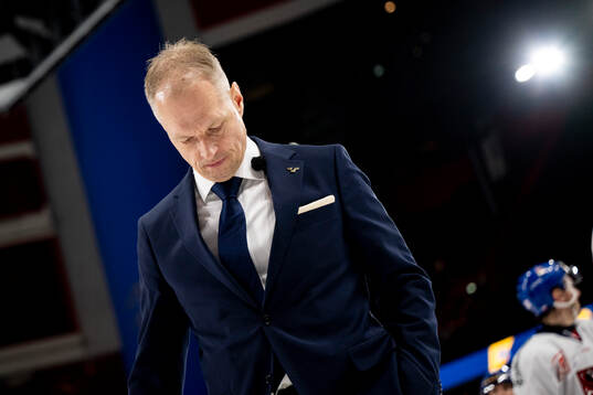 Head coach Magnus Hävelid of Sweden looks dejected