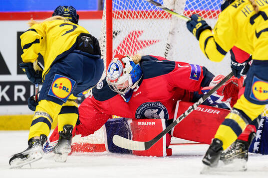 Mira Hallin of Sweden agasint goaltender Ena Nystrøm of