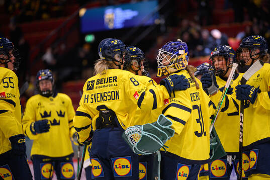 Players of Sweden celebrate with goalkeeper Emma Söderberg