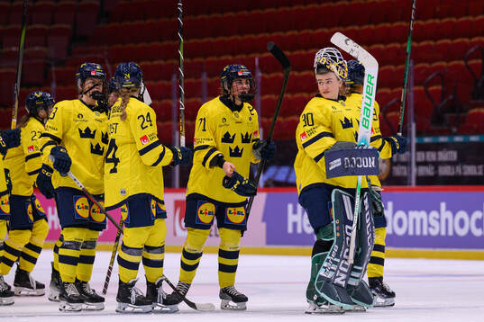 Players of Sweden celebrate with goalkeeper Emma Söderberg