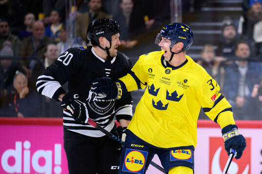 Niklas Hagman of NHL Alumni and Mikael Samuelsson of Tre
