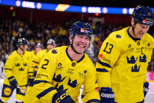Ulf Dahlén of Tre Kronor Legends celebrates